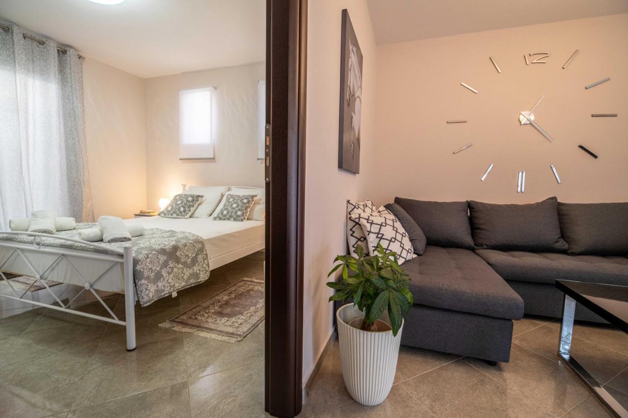 John Apartments Drepano  外观 照片